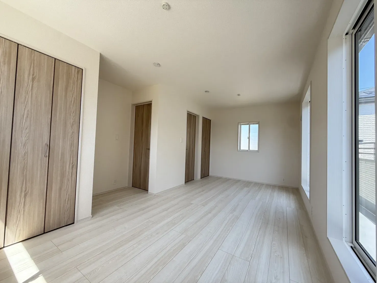 【①号棟4.5帖+6.0帖洋室】
カーテンや壁(※別途工事費要)を取り付け3LDKから4LDKに変更可能!