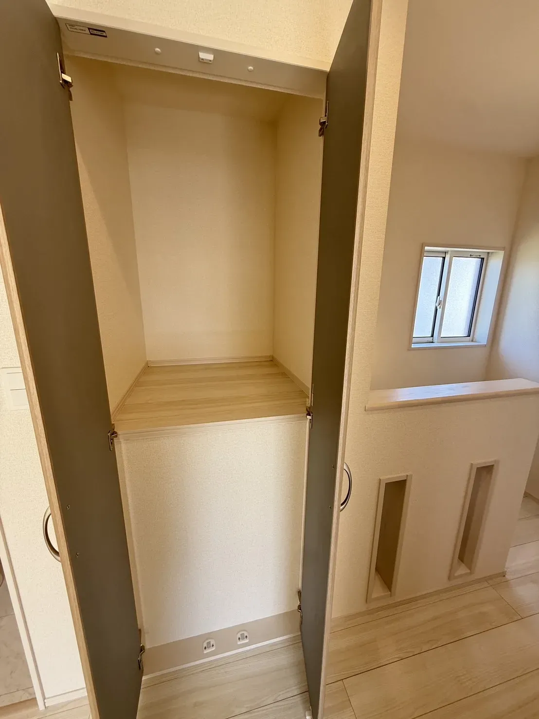 【①号棟収納】
2階のトイレの横に収納スペースがあります!