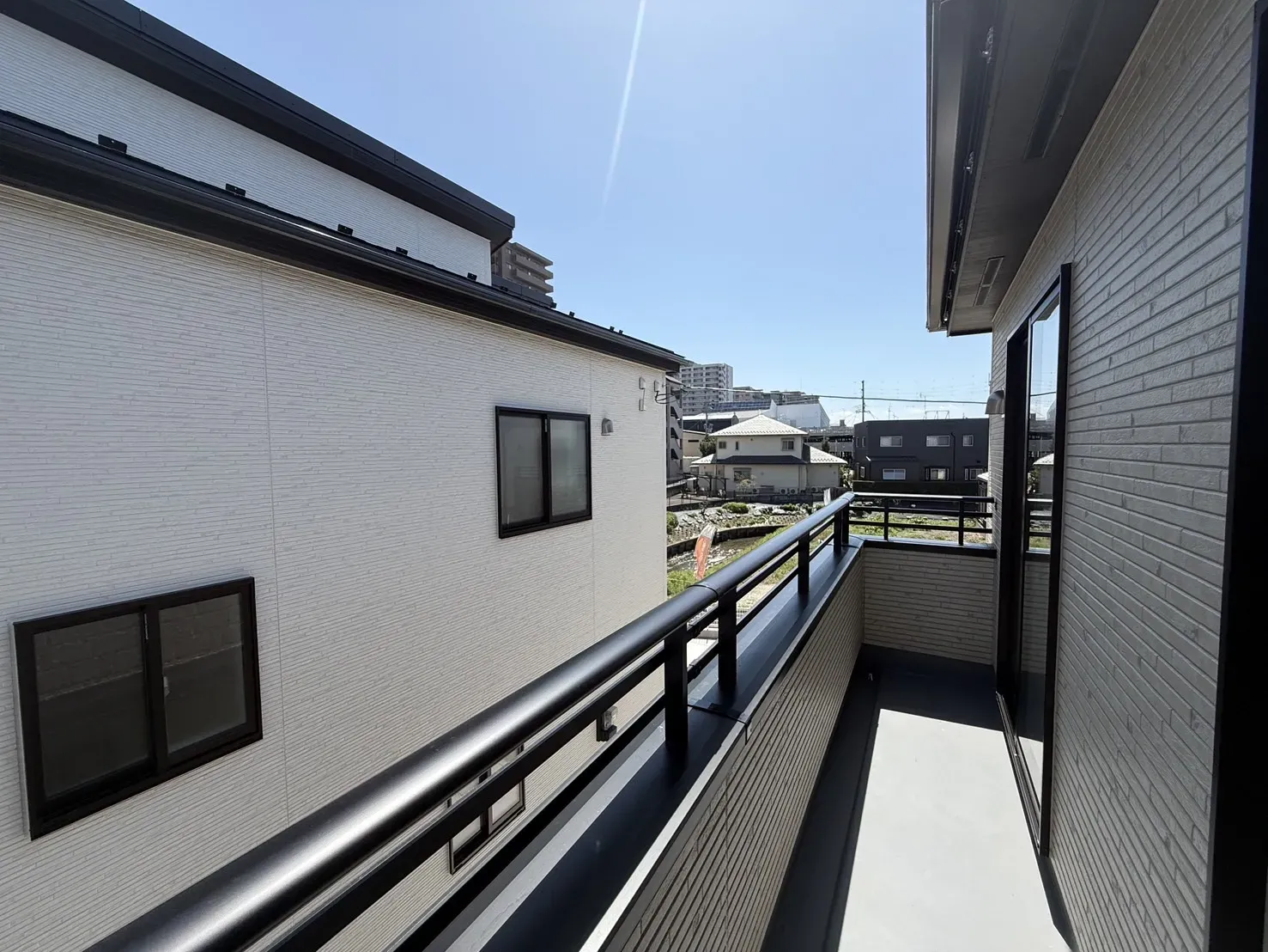 【①号棟バルコニー】
日当たりが良く、横幅も広いので沢山の洗濯物を干す事が出来ます!

