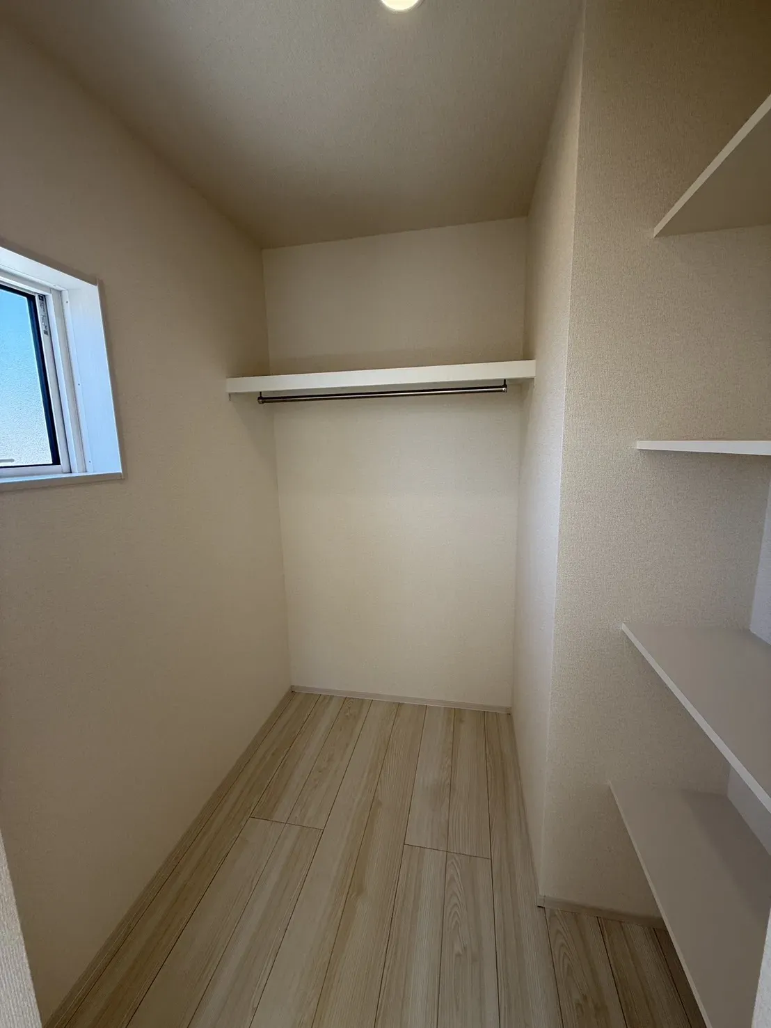 【①号棟ウォークインクローゼット】
小物から衣類までたっぷり収納する事が出来ます!