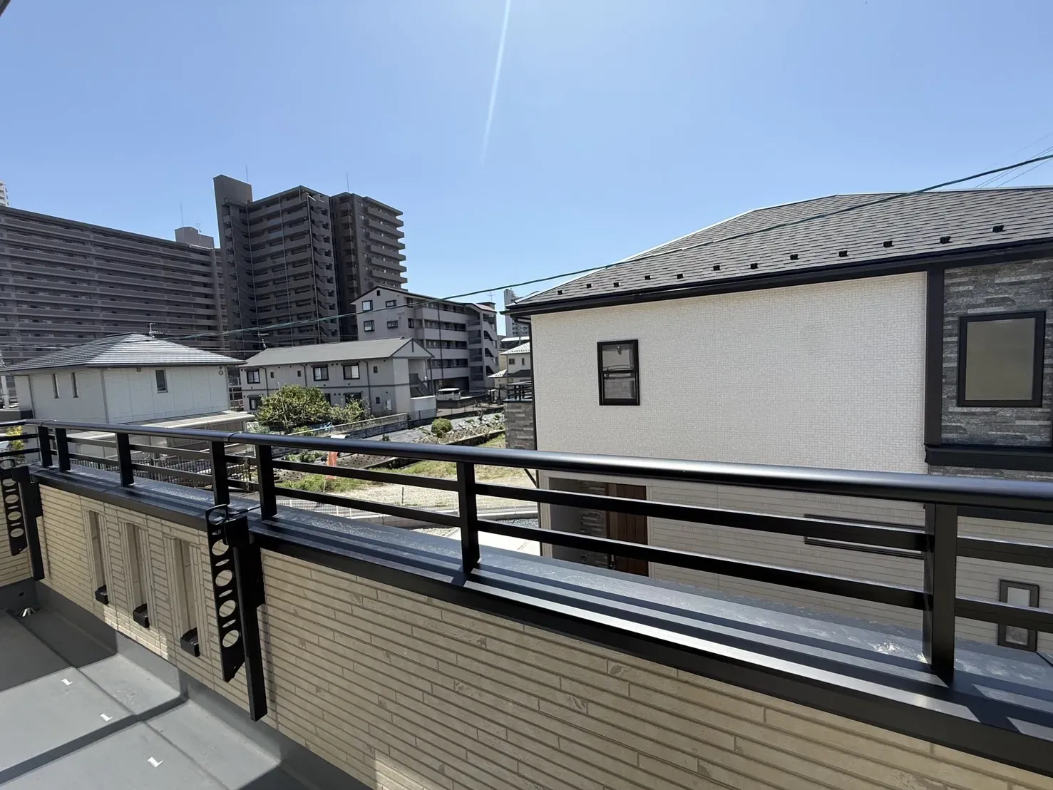 【①号棟バルコニー】
レンガ調のオシャレな仕様のバルコニーです!