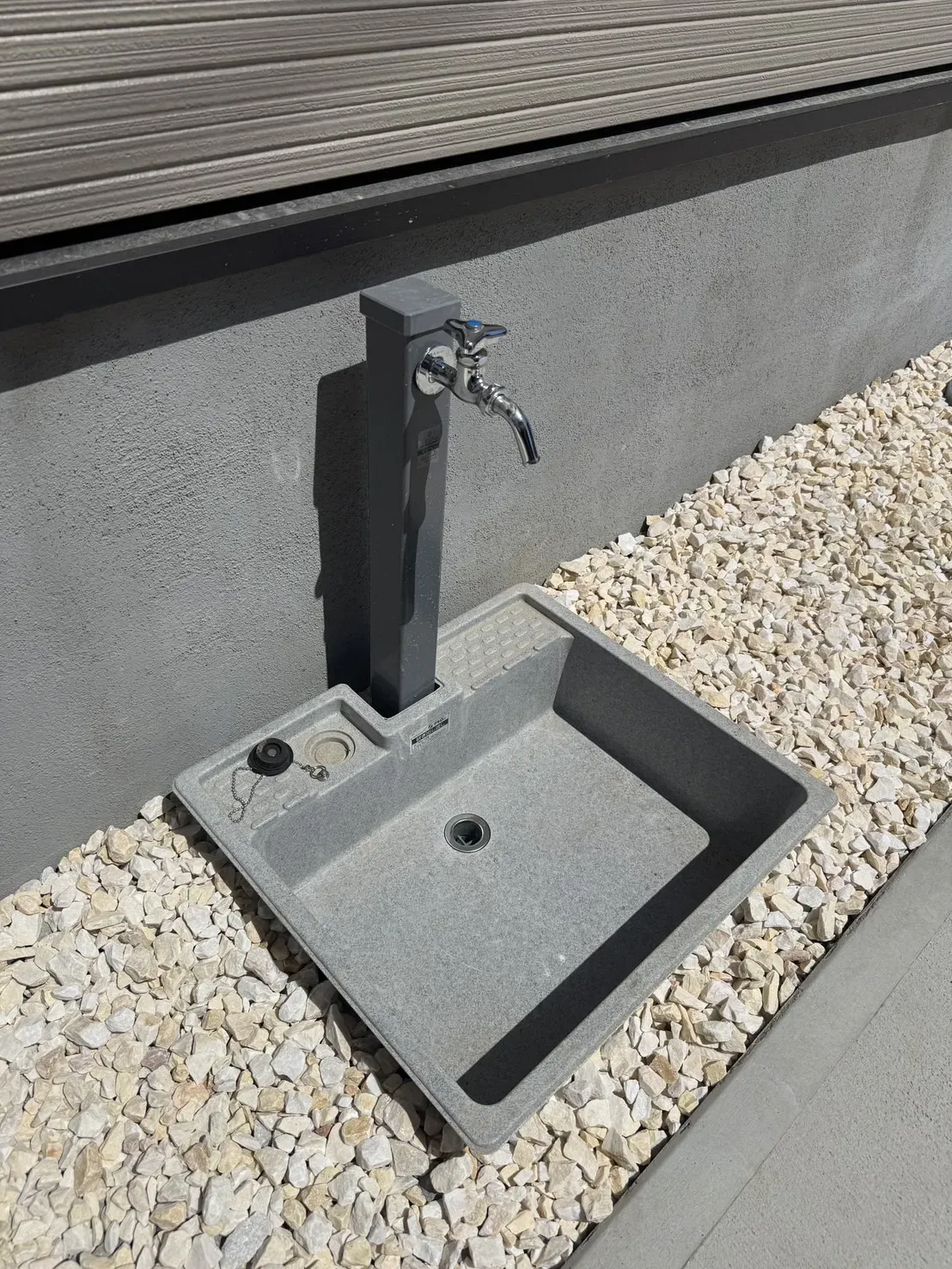 【①号棟立水栓】
庭のお手入れの時や洗車、お子様の泥汚れを落とす時等、様々な用途に使用出来る便利な立水栓です!