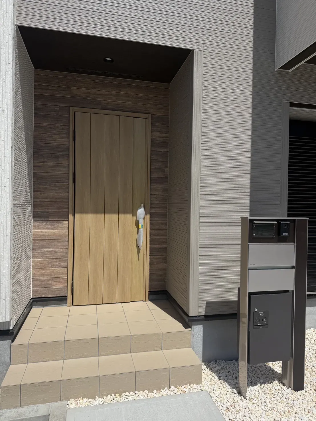 【②号棟玄関ポーチ・ポスト】
宅配ボックス付きのポストで不在時でも安心です。