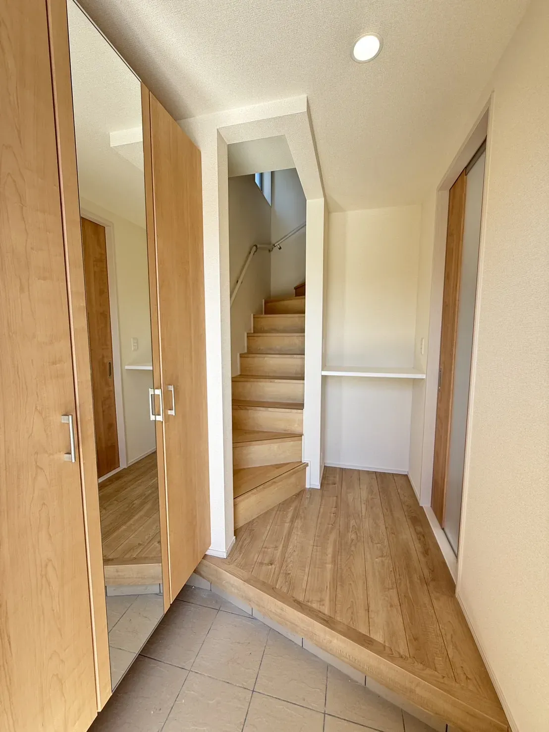 【②号棟玄関】
大容量の姿見鏡付シューズボックスが設置されているので、沢山の靴を収納する事が出来ます!