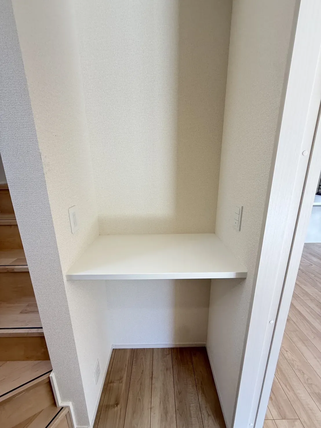 【②号棟棚】
階段横にカウンターが設置されています!
