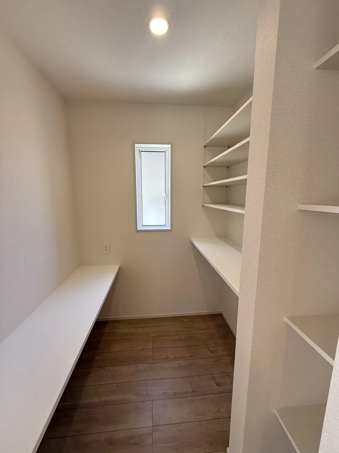 【②号棟パントリー】
広々としたパントリーには、食料品の備蓄を豊富に行う事が出来、家事がスムーズに行えます!