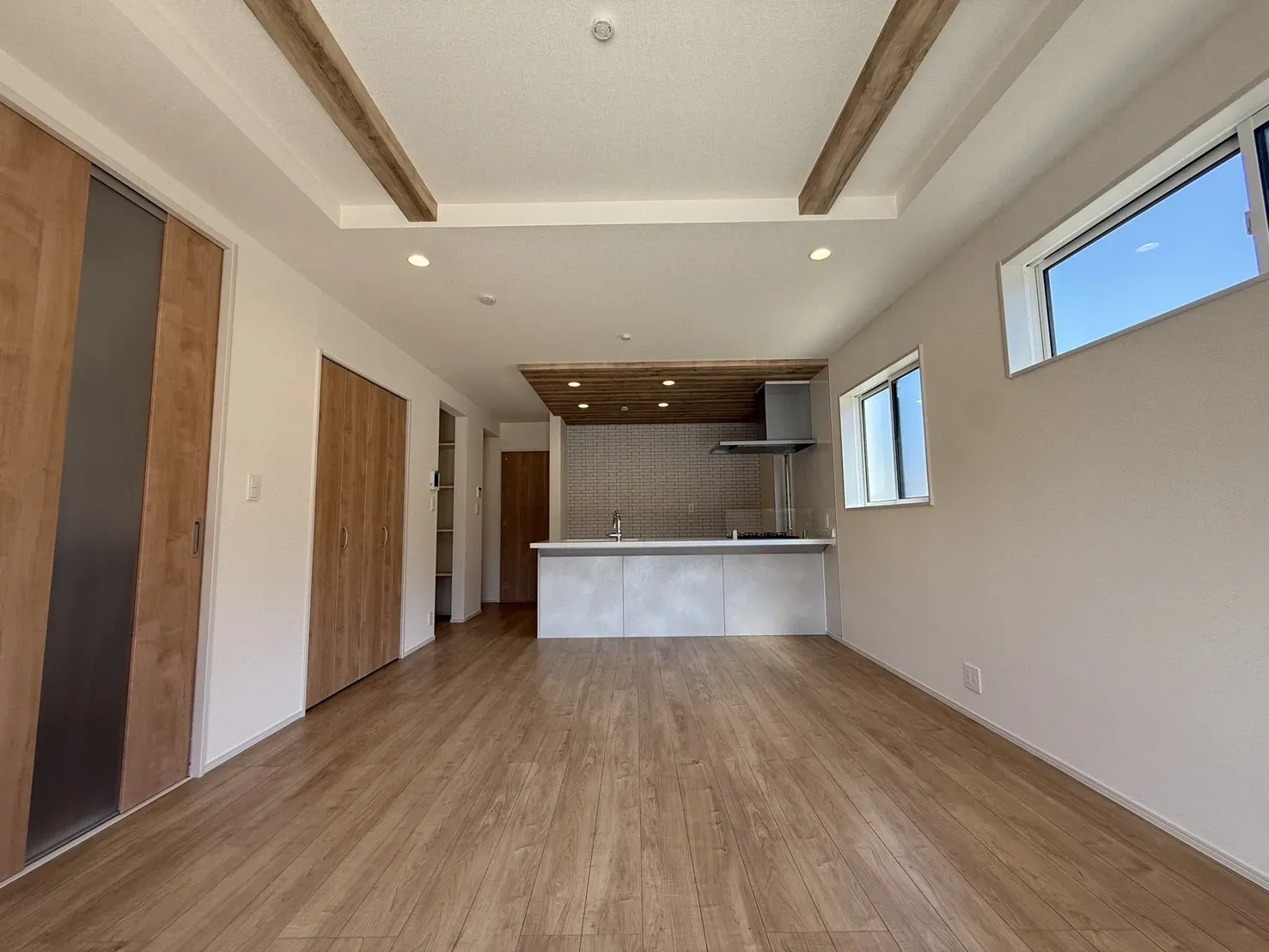 【②号棟LDK18.0帖】
リビングに立体感を生み出す折上天井!
