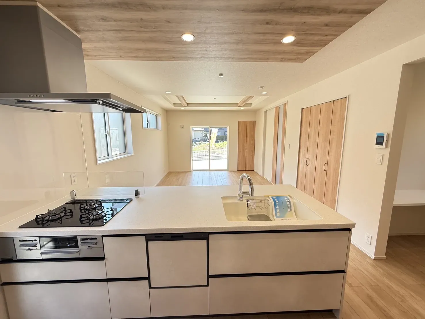 【②号棟キッチン】
デザイン性・機能性共に優れたペニンシュラキッチンを採用!