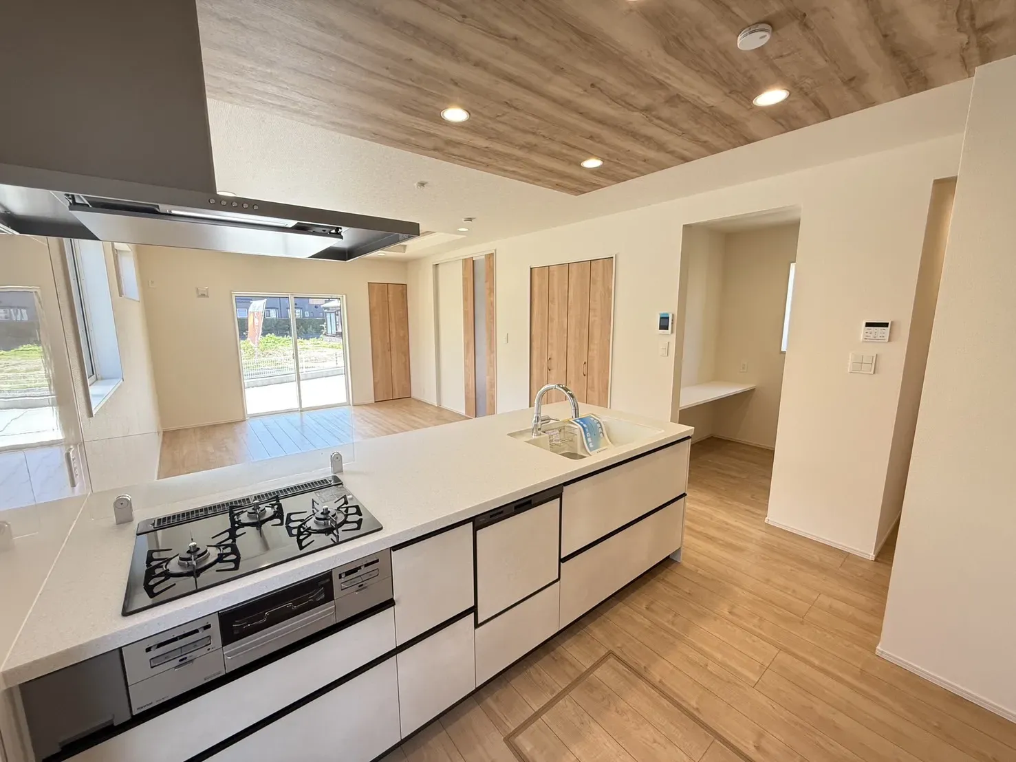 【②号棟キッチン】
タッチレス水栓は節水にも役立ちます!