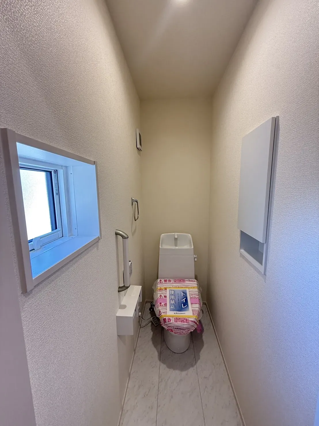 【②号棟1階トイレ】
手すり・壁付け収納があり機能性高です!