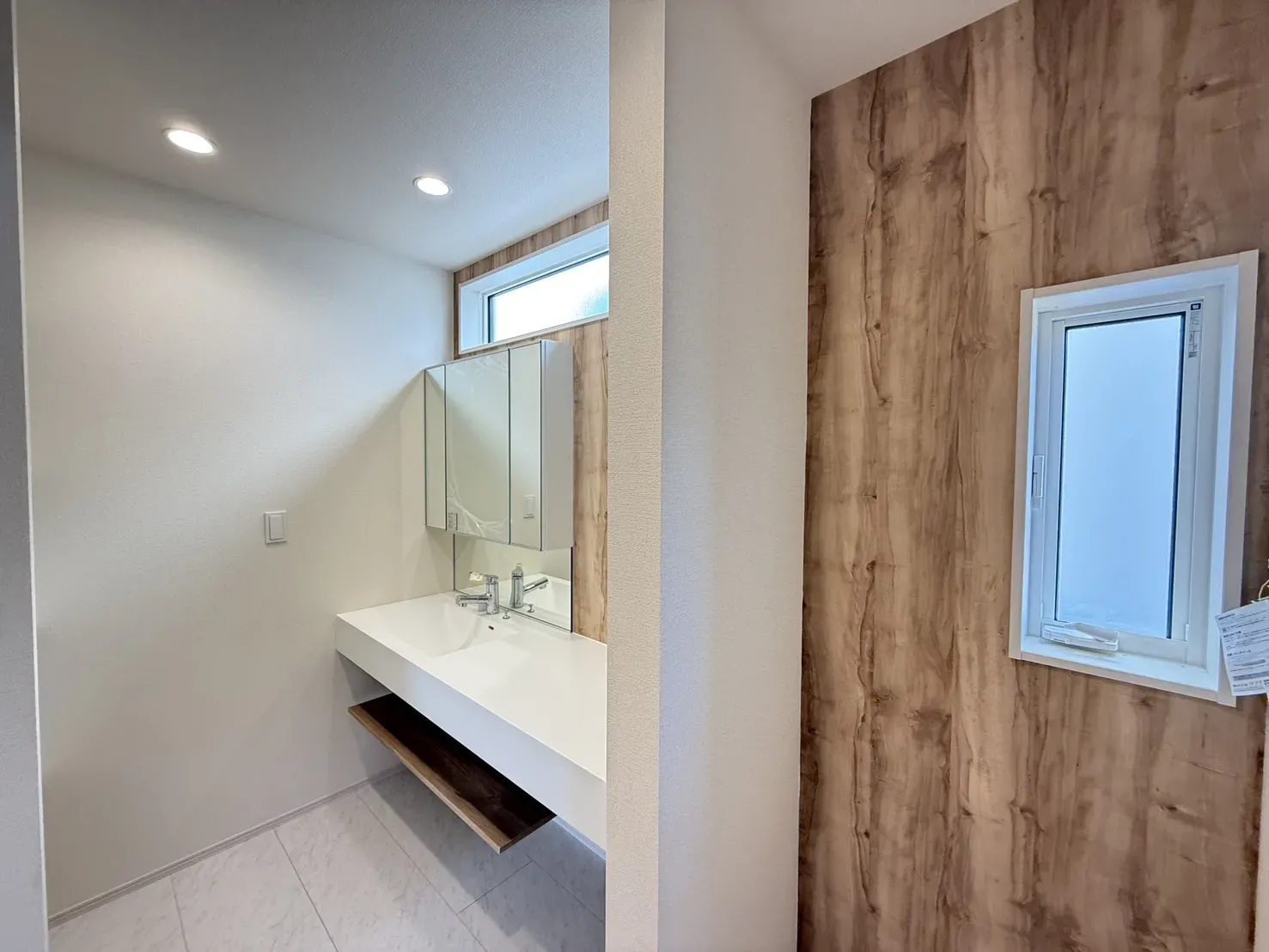 【②号棟洗面所】
デザイン性・利便性共に優れたワイド洗面台!