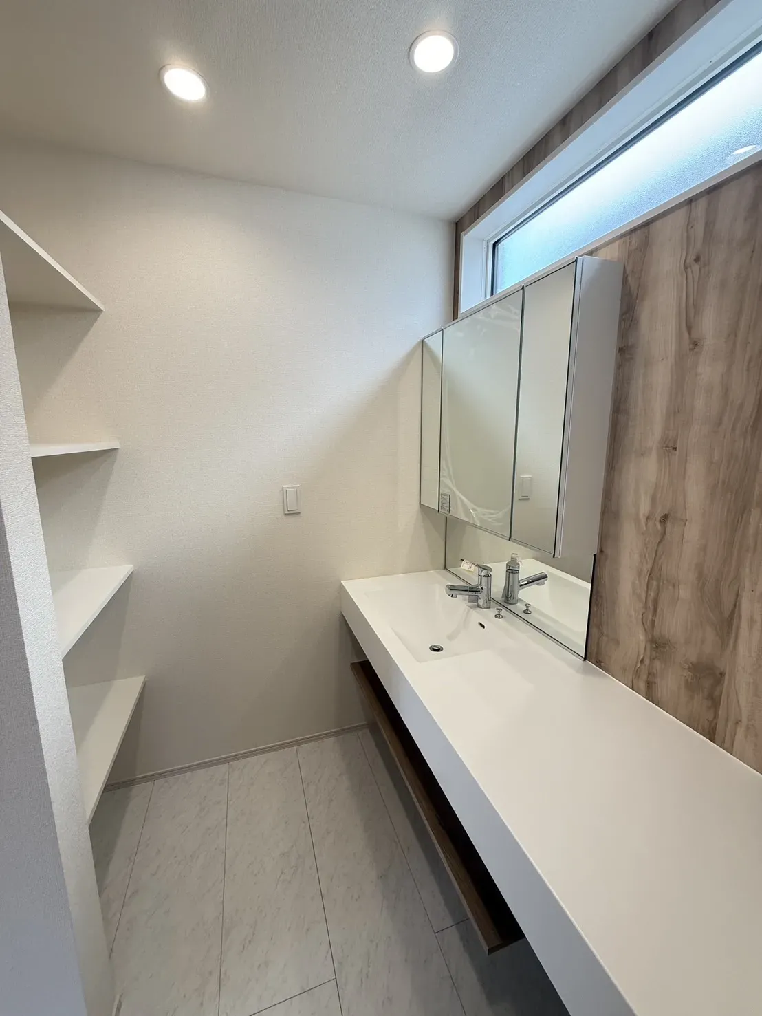 【②号棟洗面所】
4段の固定棚の他に鏡の裏も収納スペースになっているので、収納力が豊富です!