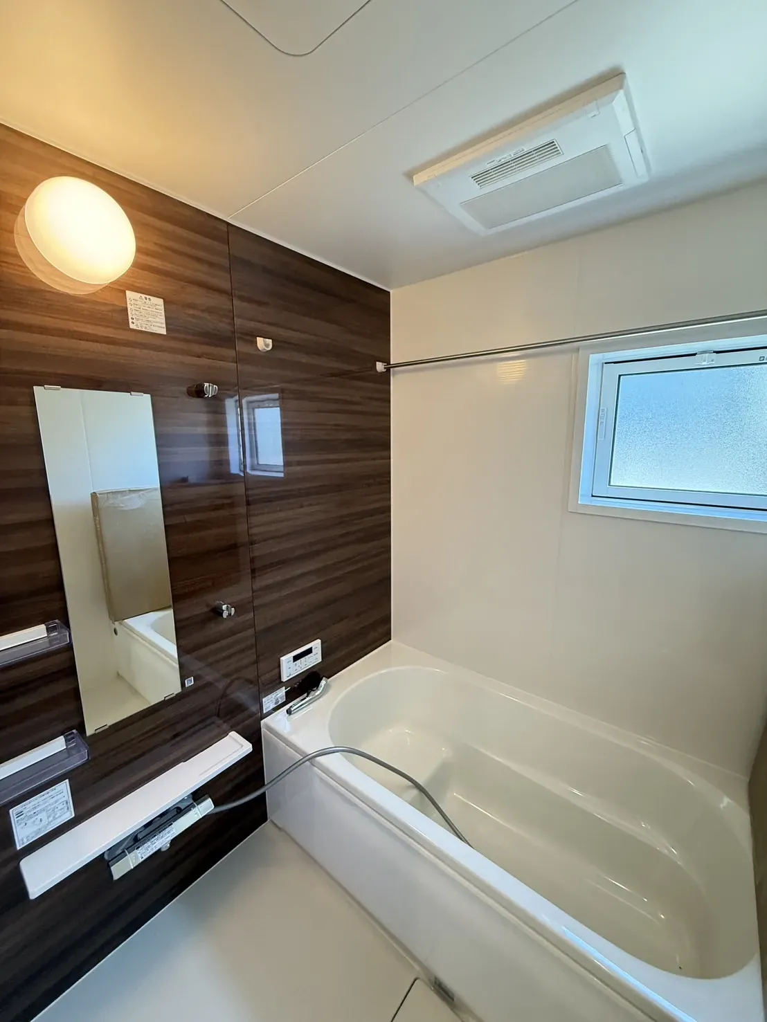 【②号棟浴室】
浴室暖房と物干し竿がついているので、雨の日でも洗濯物が早く乾きます!