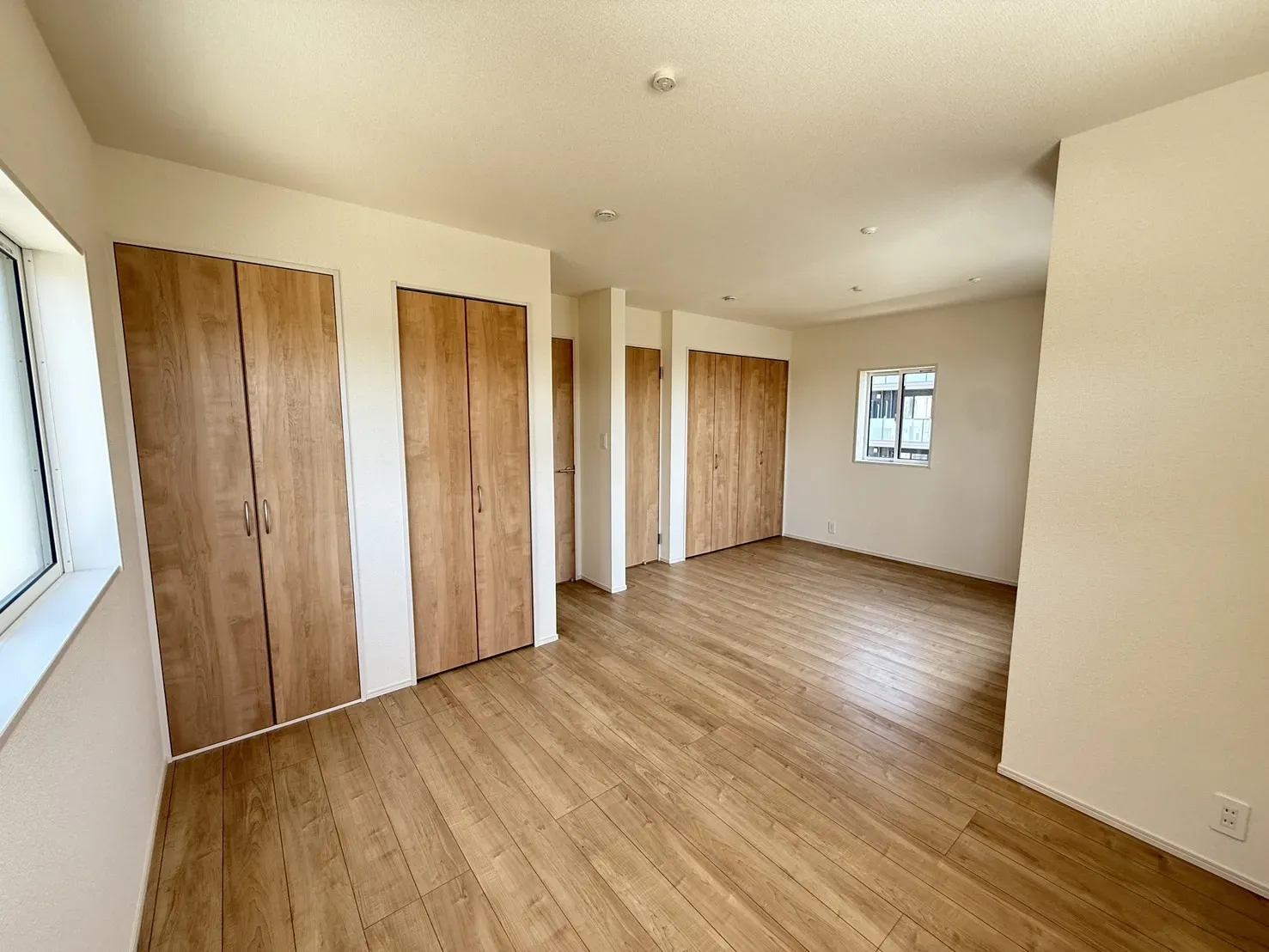 【②号棟5.25帖+5.0帖洋室】
カーテンや壁(※別途工事費要)を取り付け3LDKから4LDKに変更可能!