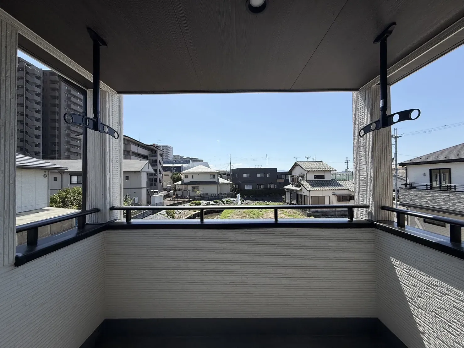 【②号棟バルコニー】
急な雨の時にも安心なインナーバルコニー!
