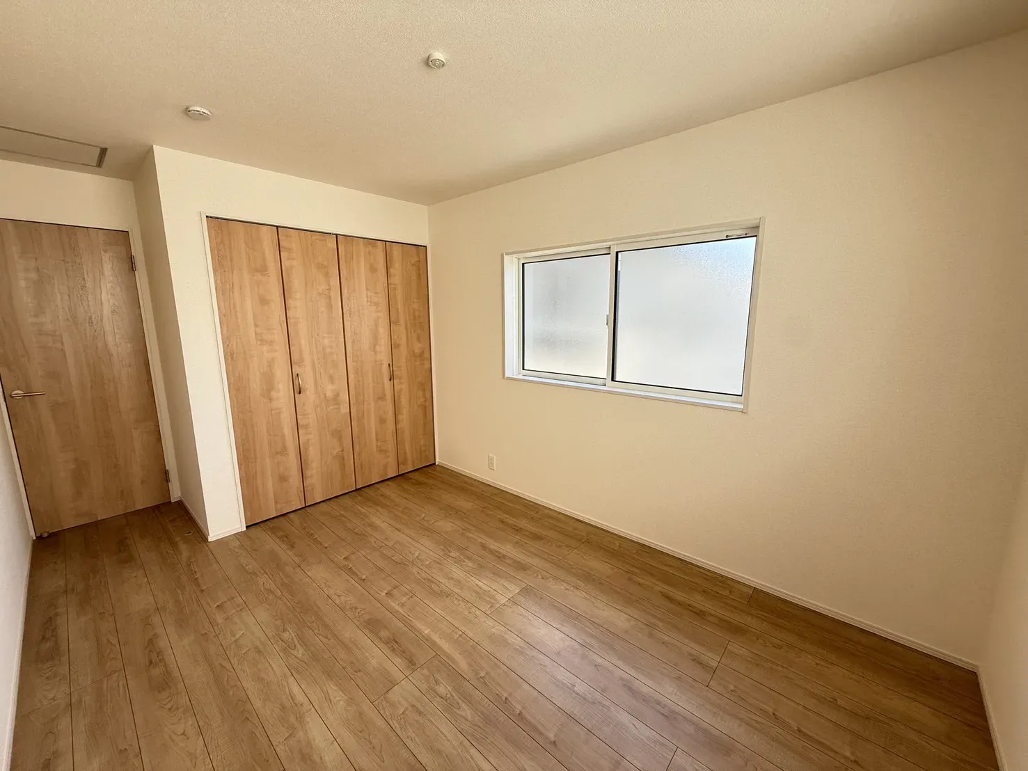 【②号棟6.0帖洋室】
明るい陽射しが窓からさしこみます!