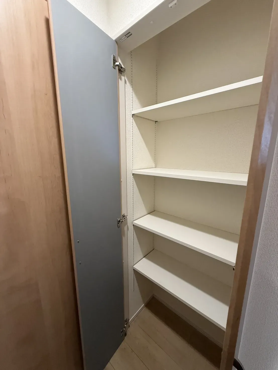 【②号棟収納】
2階の5.25帖の洋室の横に4段の可動棚が設置されています!