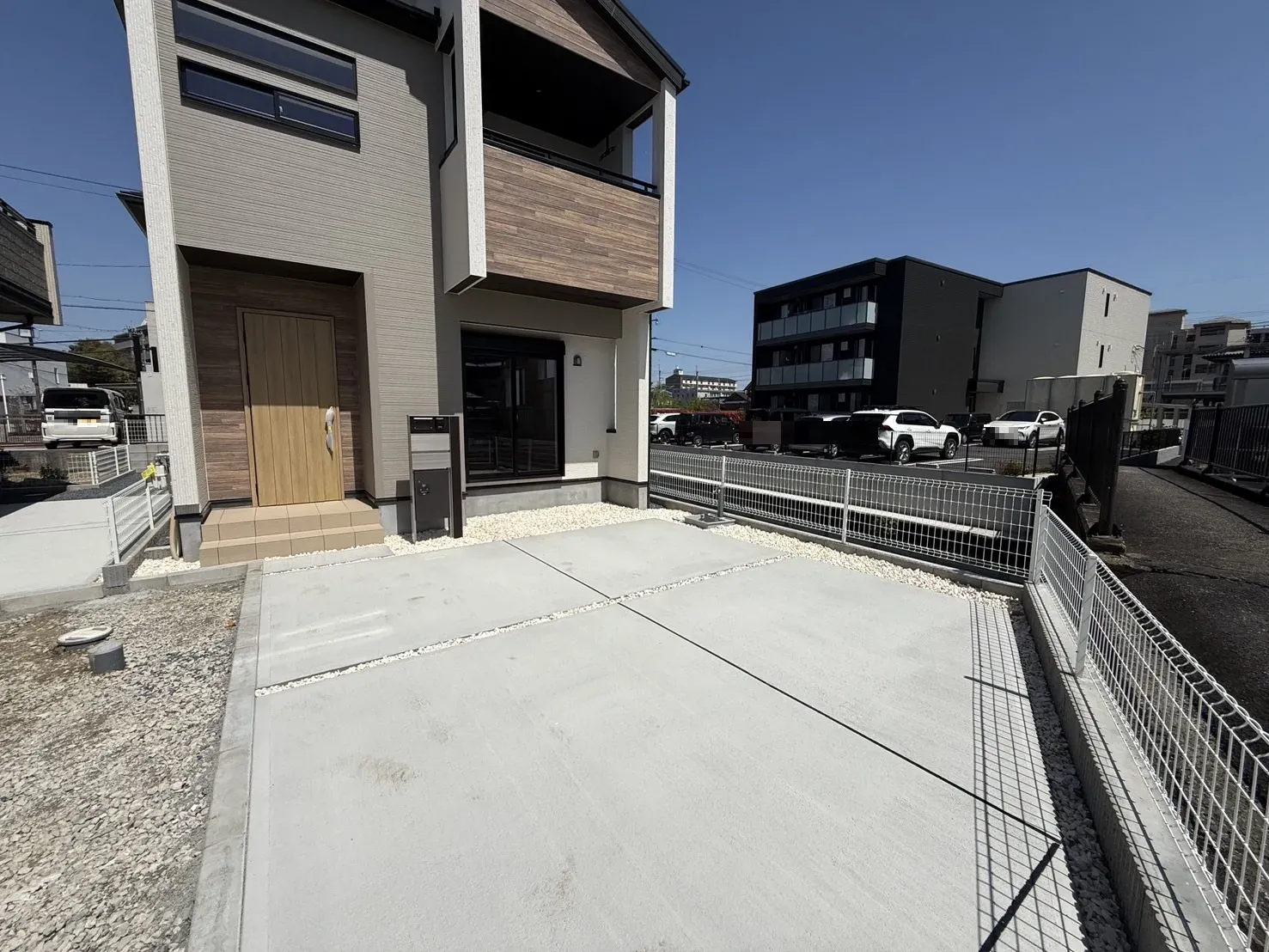 【②号棟駐車場】
最大2台の車を駐車する事が出来ます!(※車種による)