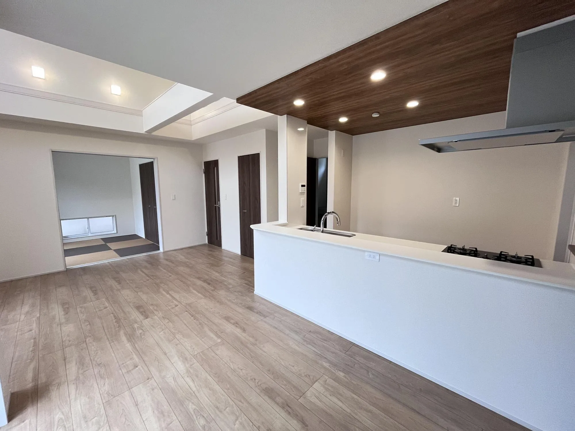 開放感と明るさを兼ね備えたリビングは、家族の憩いの場にぴったり。自然光に包まれる贅沢な時間をお過ごしください。