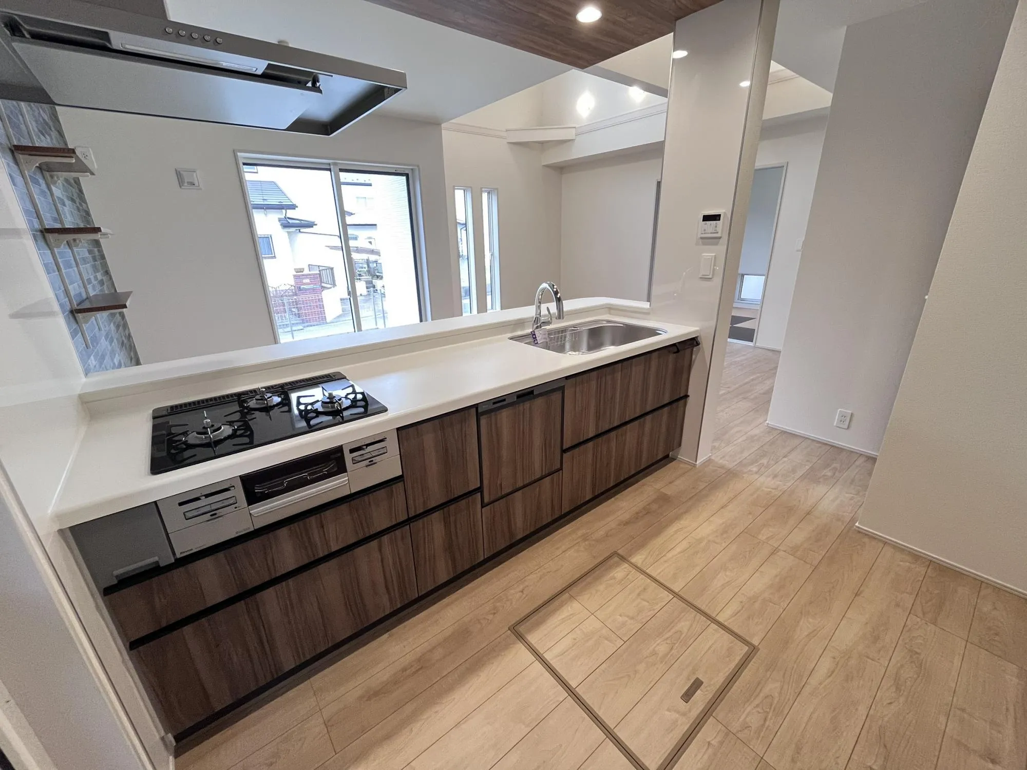 開放感あふれるペニンシュラキッチンは、毎日の料理が楽しくなるおしゃれな空間。
エレガントなデザインが、日常にさりげない上質感をプラスします。