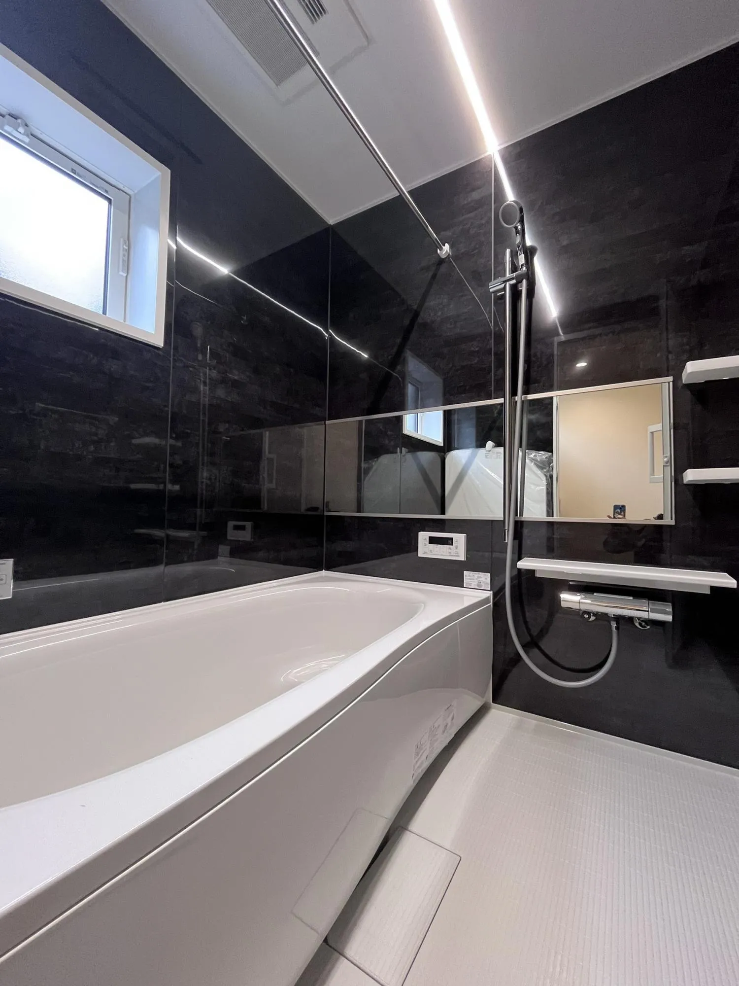 浴室は横長ミラー&スライドバーを標準装備