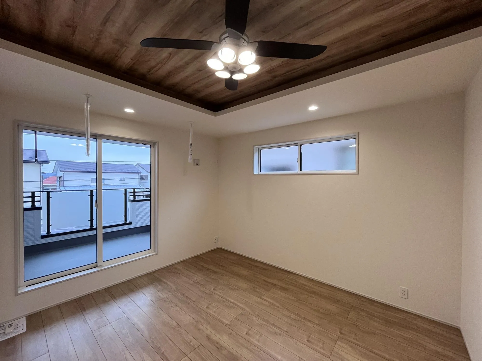 明るい洋室は、寝室や書斎、趣味スペースなど多彩に活用可能。家族の暮らしに合わせた自由な使い方ができます。