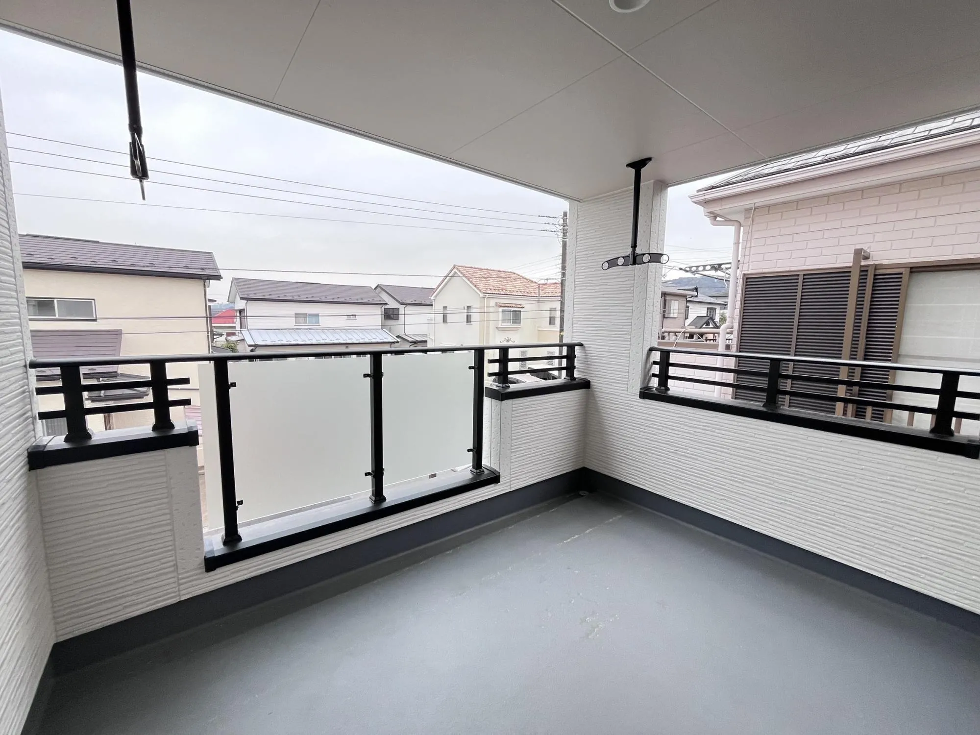 天候に左右されない、便利なインナーバルコニー。アクリルパネル付きで通常よりも採光性が向上しております。