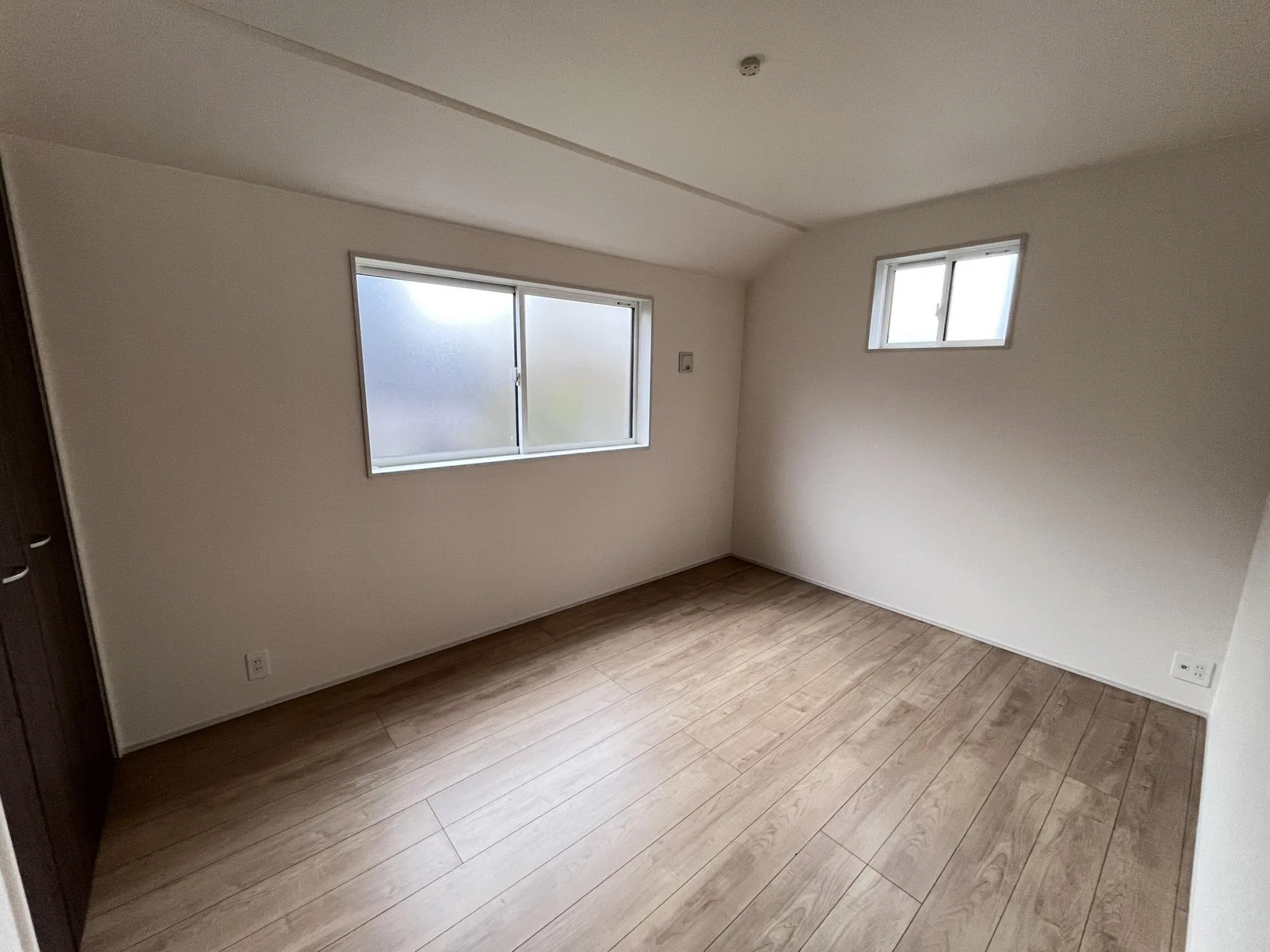 2面採光で、日中は自然光がたっぷり差し込み、明るく心地よい空間です。