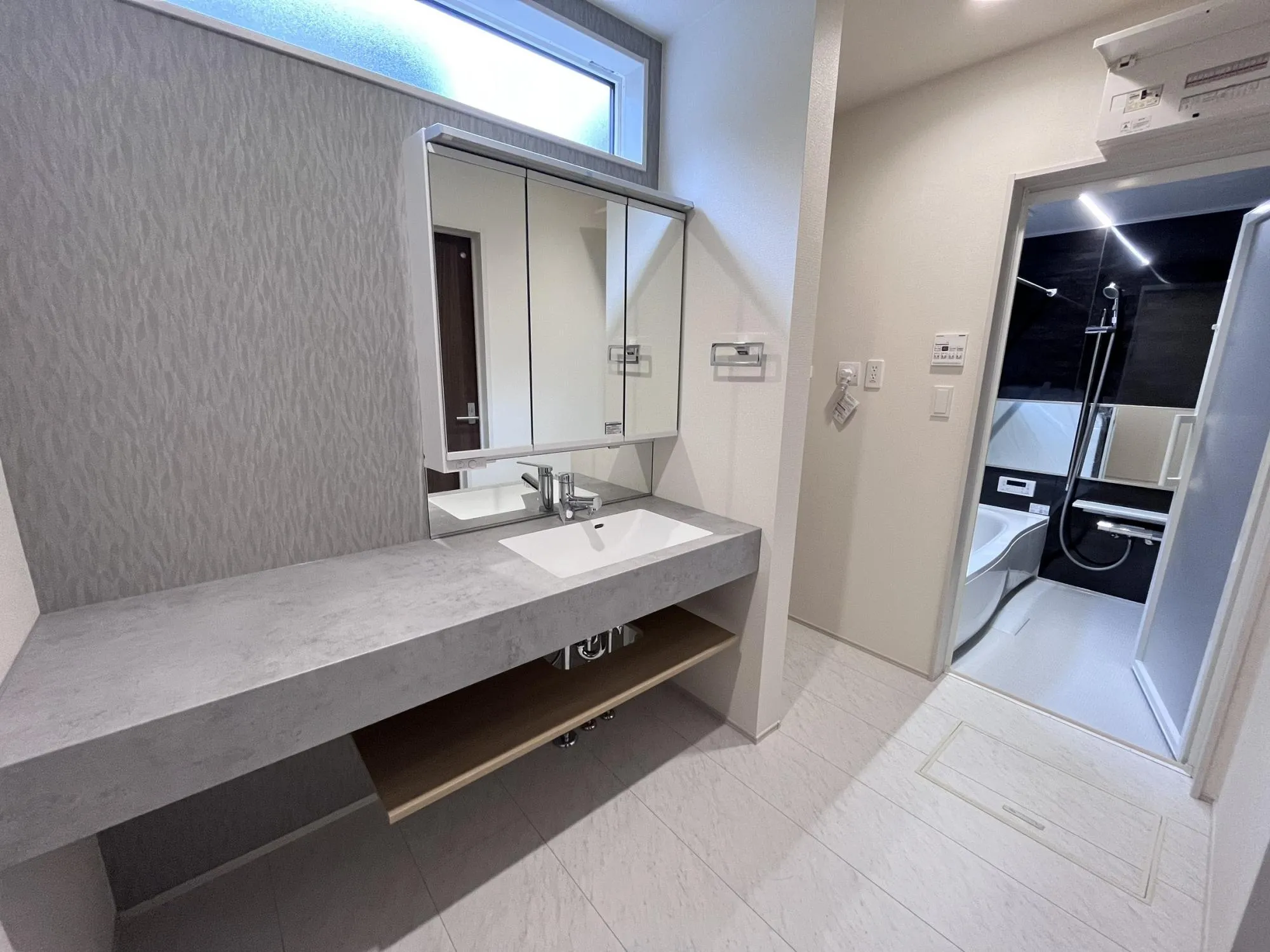 ワイド仕様でオシャレ&便利なスマートサニタリー