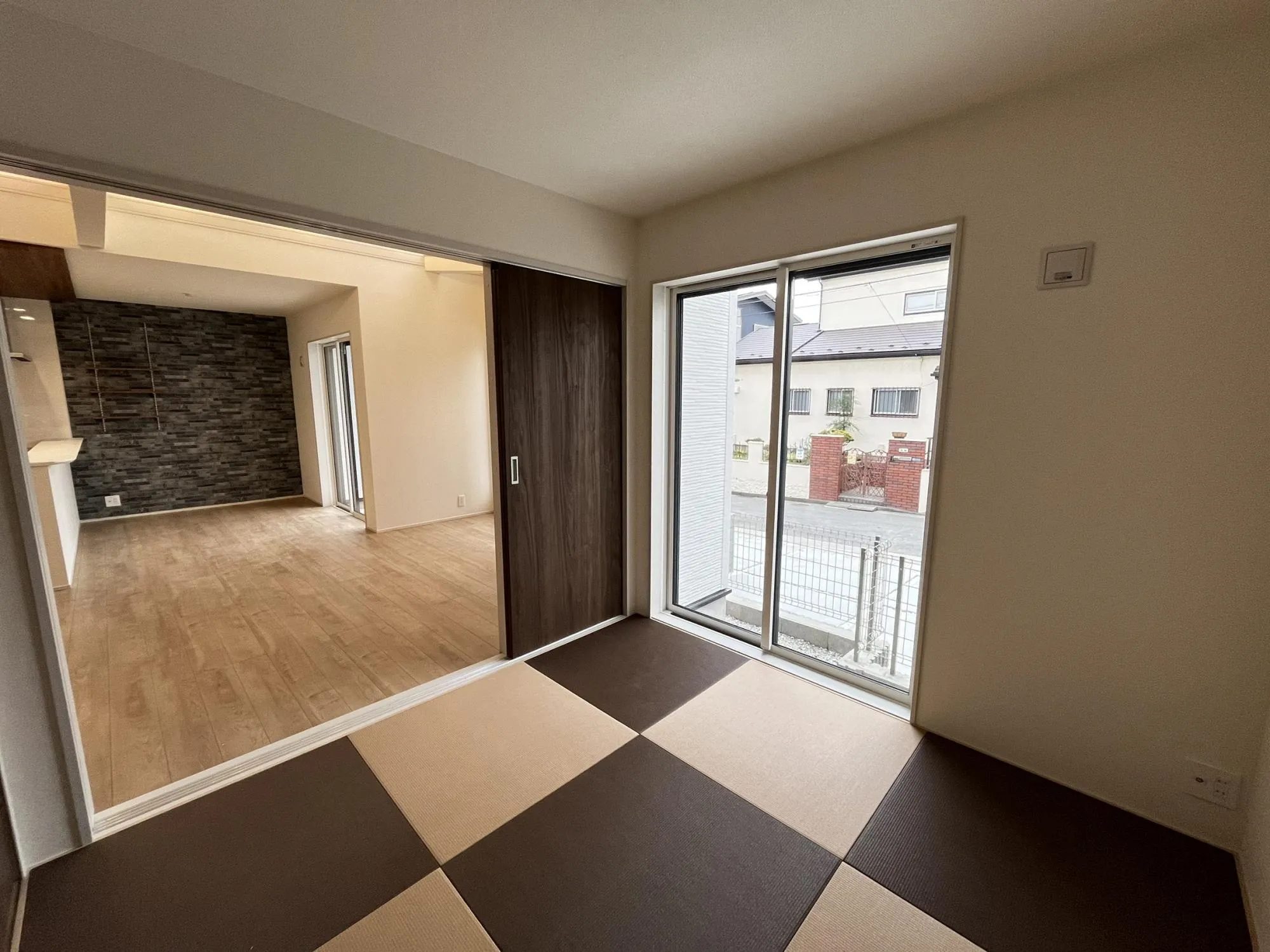 リビングと続き間の和室は、家族の憩いの場にぴったり。お子様の遊び場や来客時の客間としても活躍します。