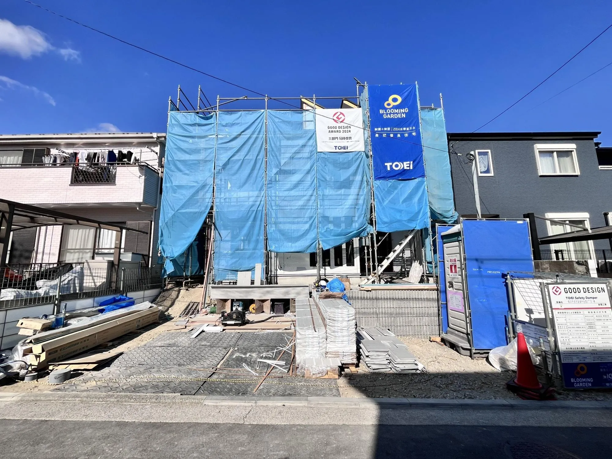 周辺は居住者のみの利用のため交通量が少なく、車の出入りもスムーズに行えます。静けさと安心を両立した住まい。