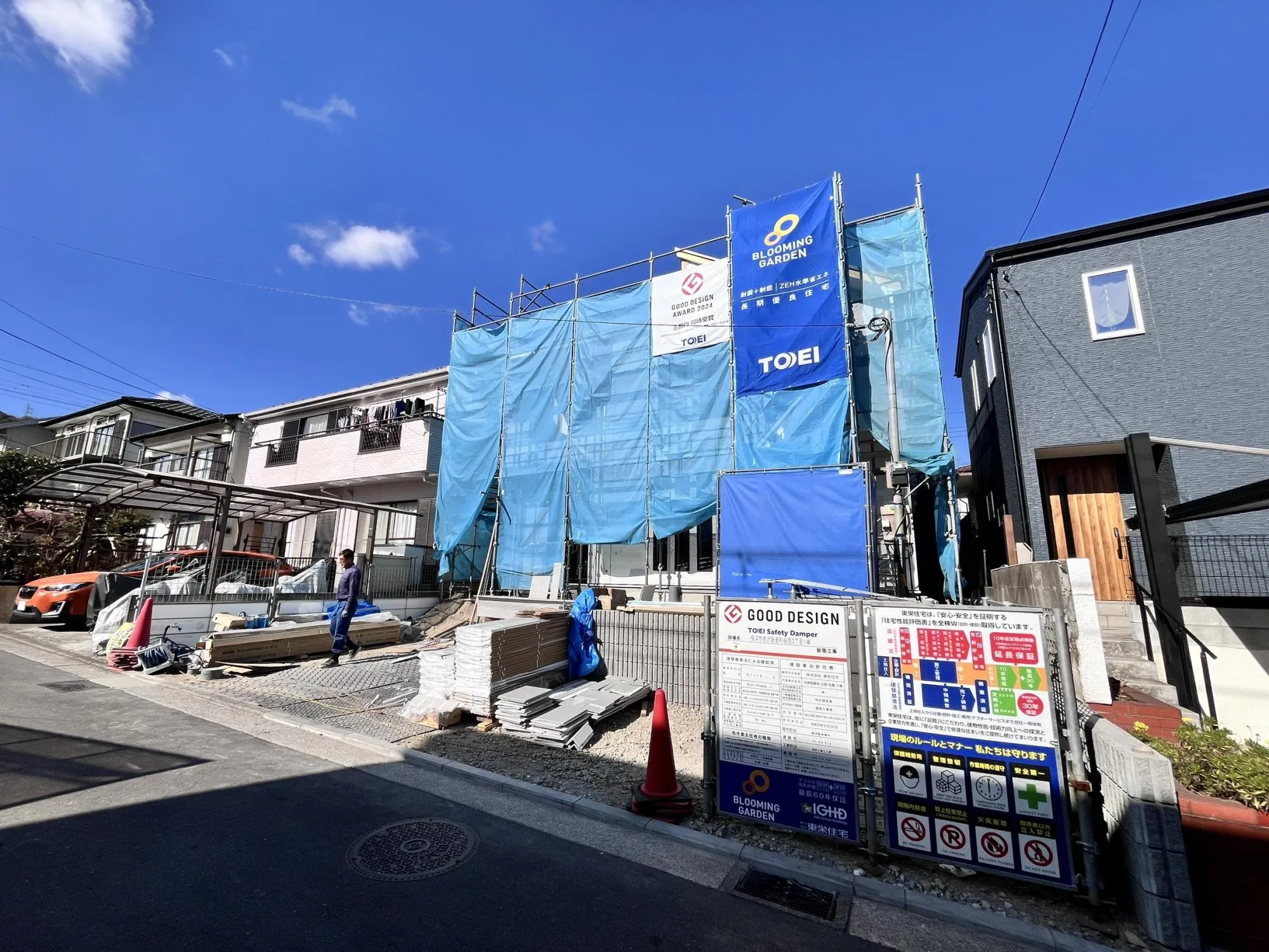 ご夫婦それぞれのお車も安心♪
カースペース3台分を確保しているので、来客時や将来のライフスタイル変化にも対応できます。