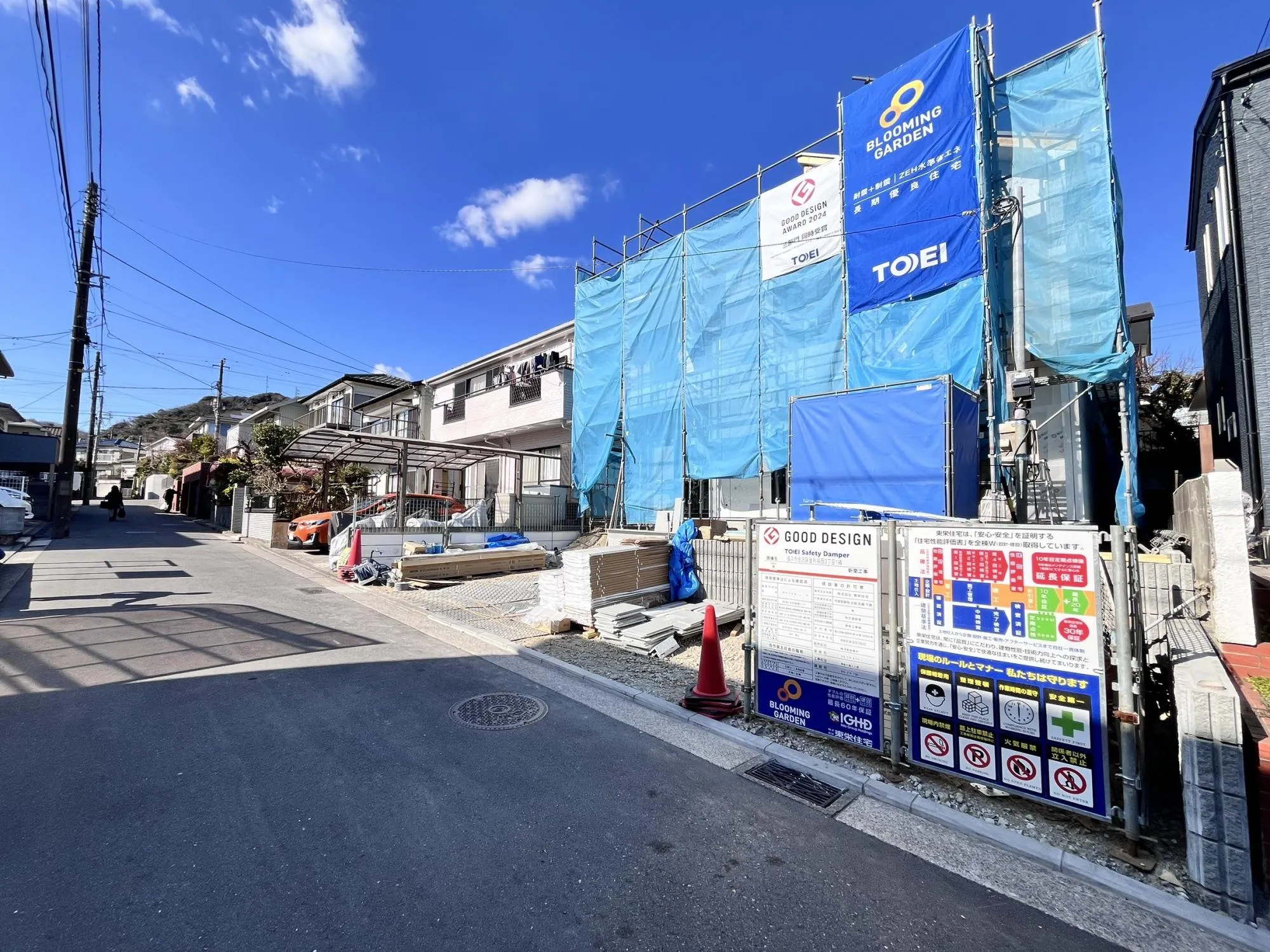 南道路に面し、日当たり良好!明るく開放的な住まいで、毎日が心地よい空間に。カースペース3台分完備で、ご家族や来客にも便利です