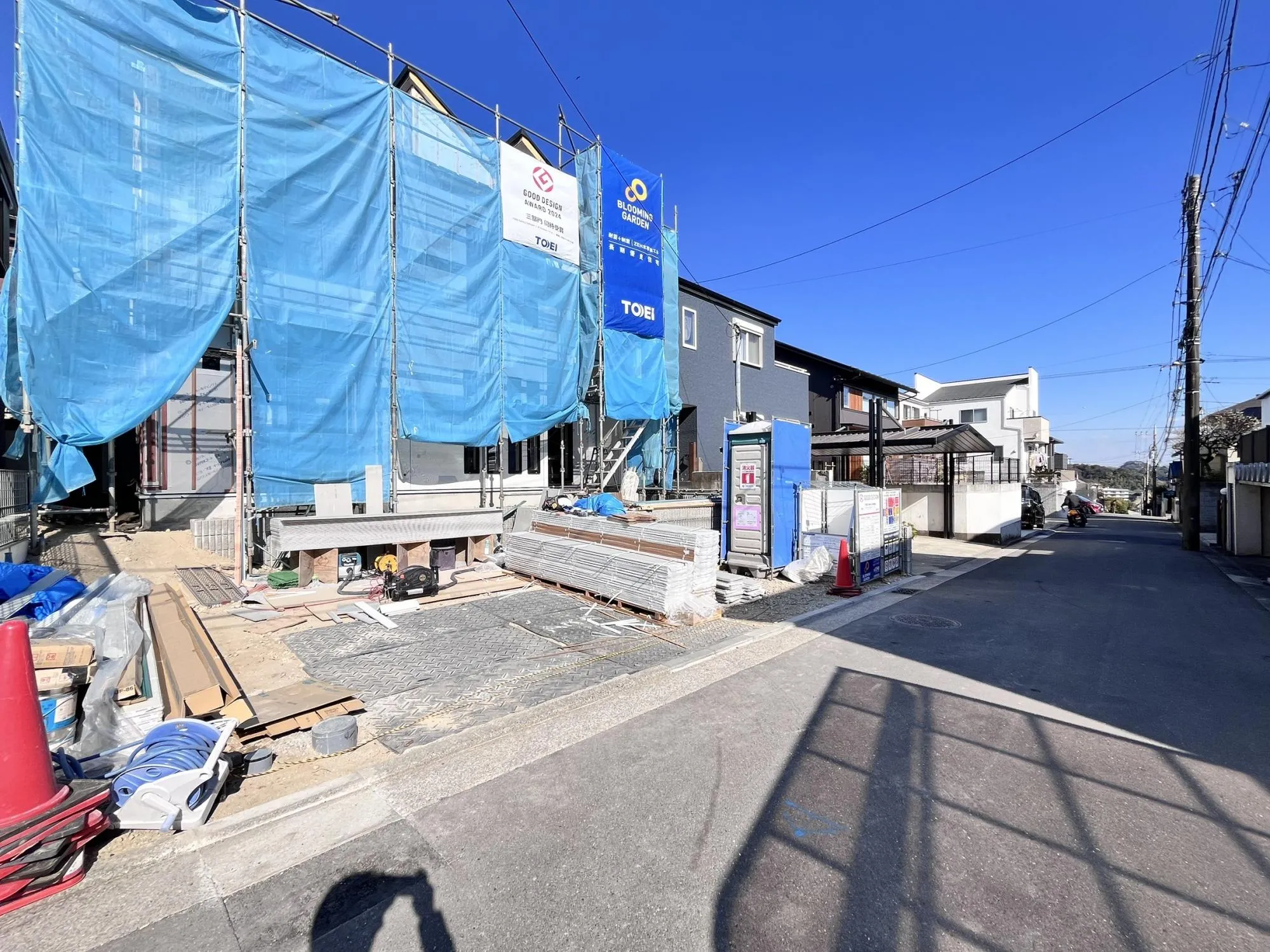 前面道路は交通量が少ない落ち着いた生活道路。車の出し入れもスムーズに行えるゆとりあるスペースを確保しています。
静かな環境で、快適な暮らしを実現できる立地です。