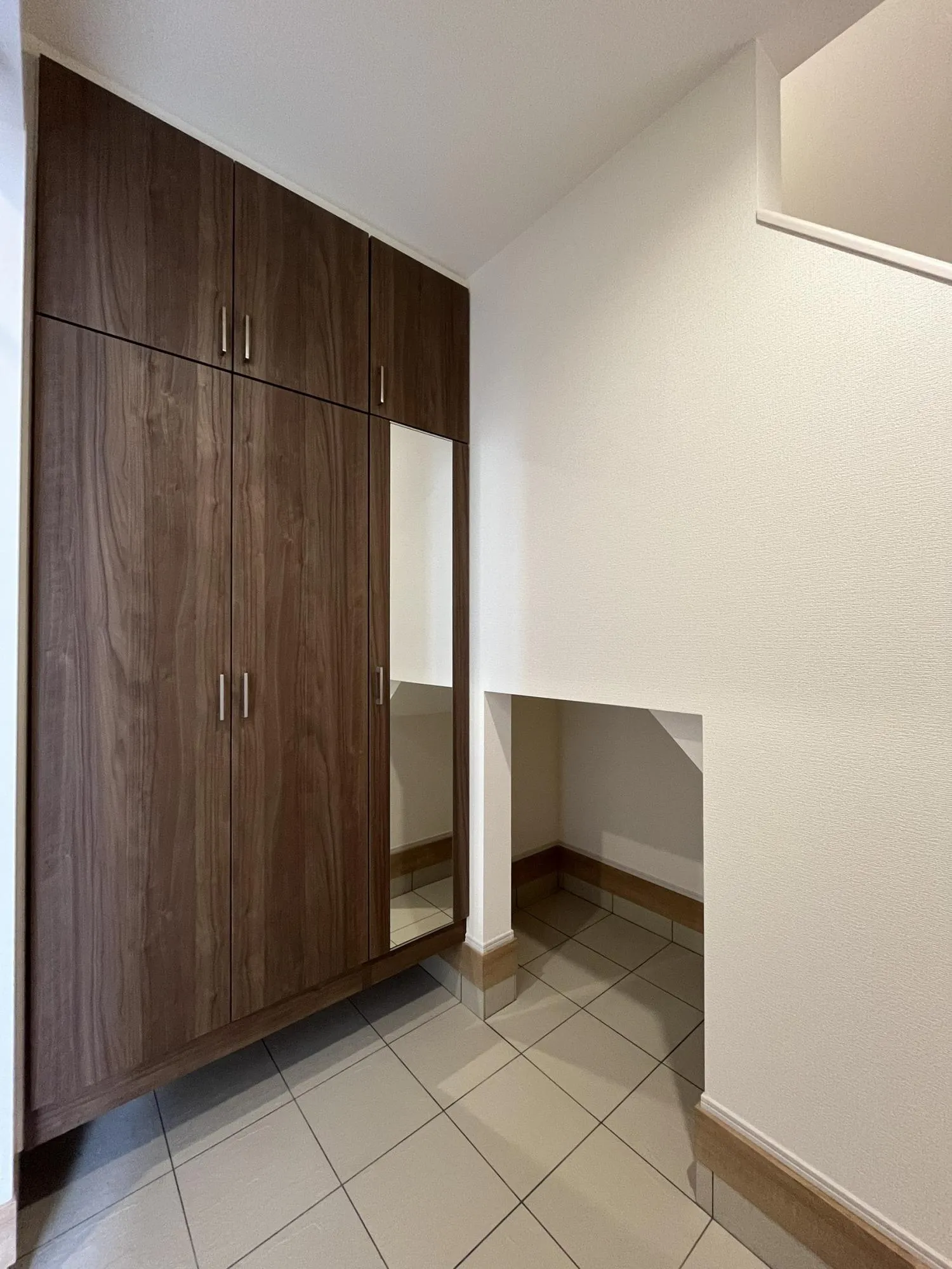 広さと収納力を兼ね備えた玄関は、家族の靴や小物をスマートに整理。おしゃれで機能的な空間が、毎日の出入りを快適にします。