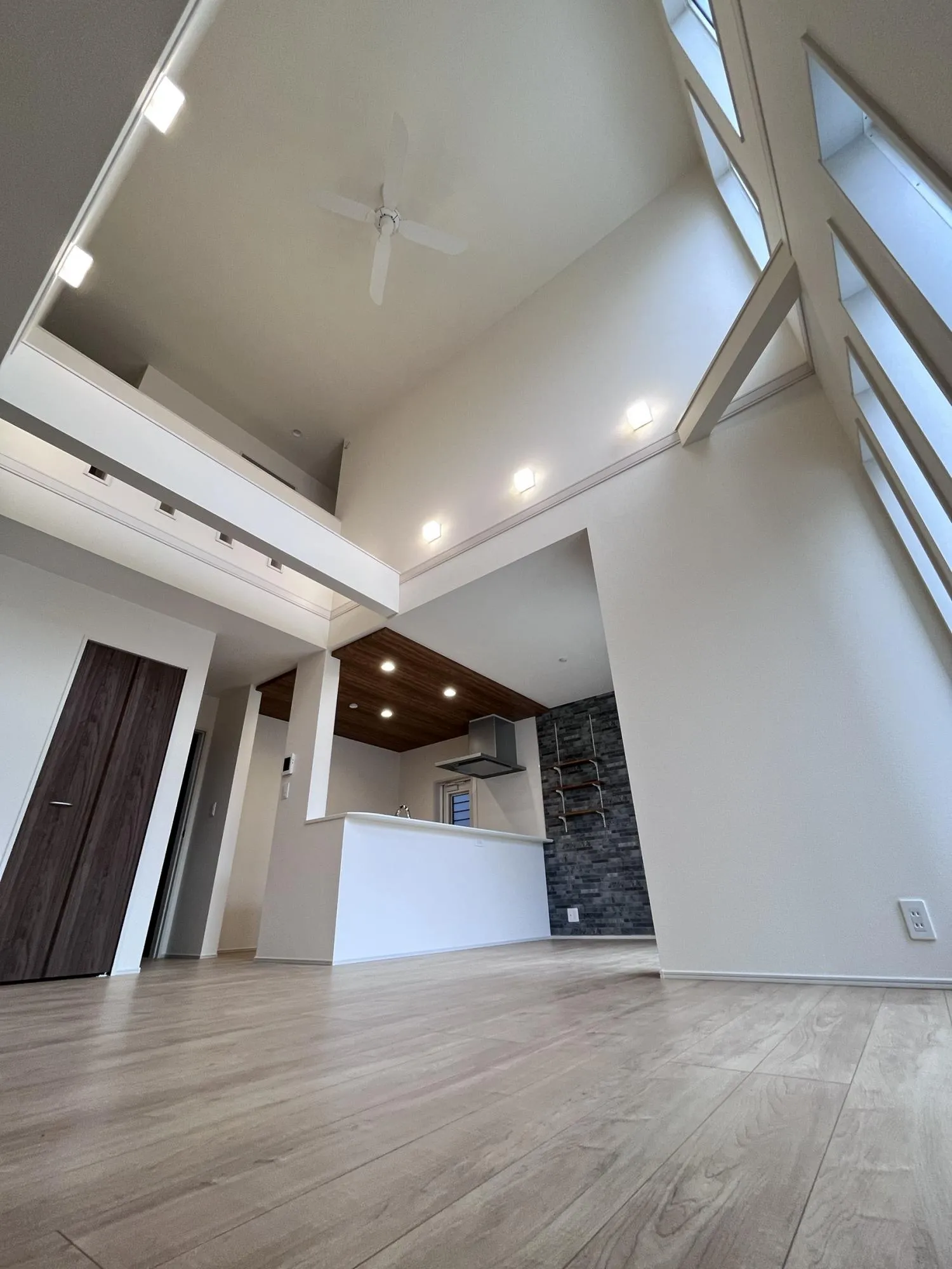 大きな窓から差し込む陽光が、リビング全体を明るく照らします。広々とした空間で、家族の会話も弾む毎日を。