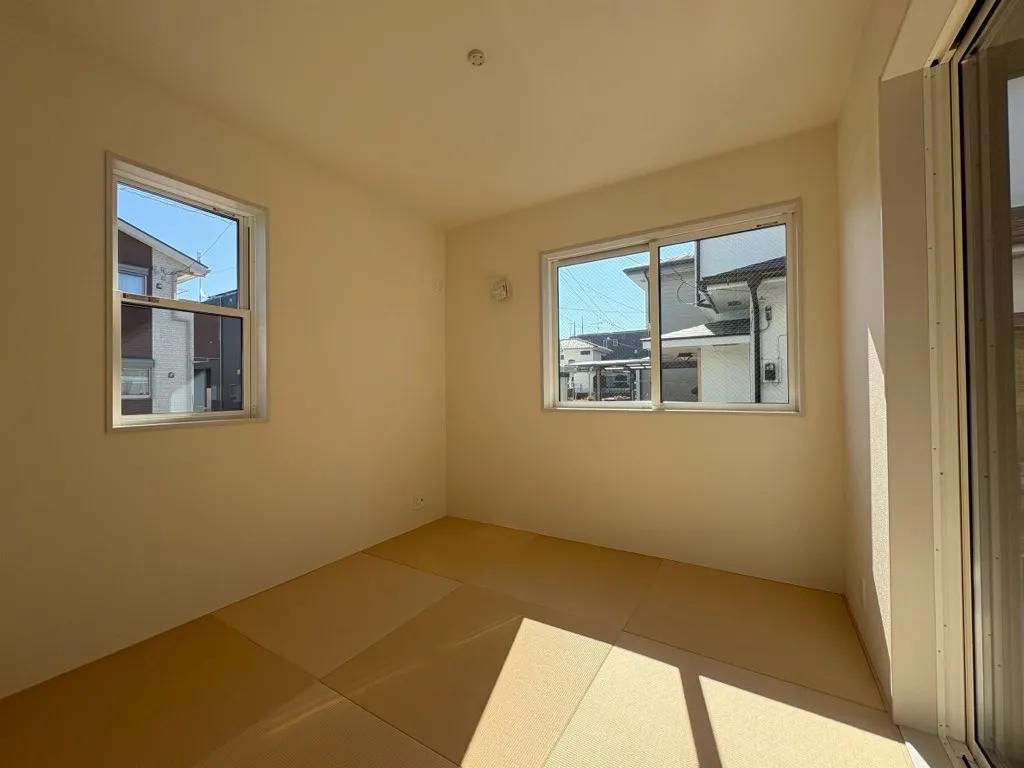 3方向窓に囲まれた、明るい和室!