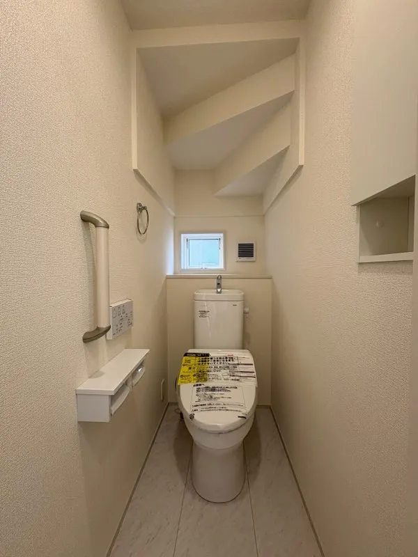 1階トイレ　壁面収納あり!手すりあり!