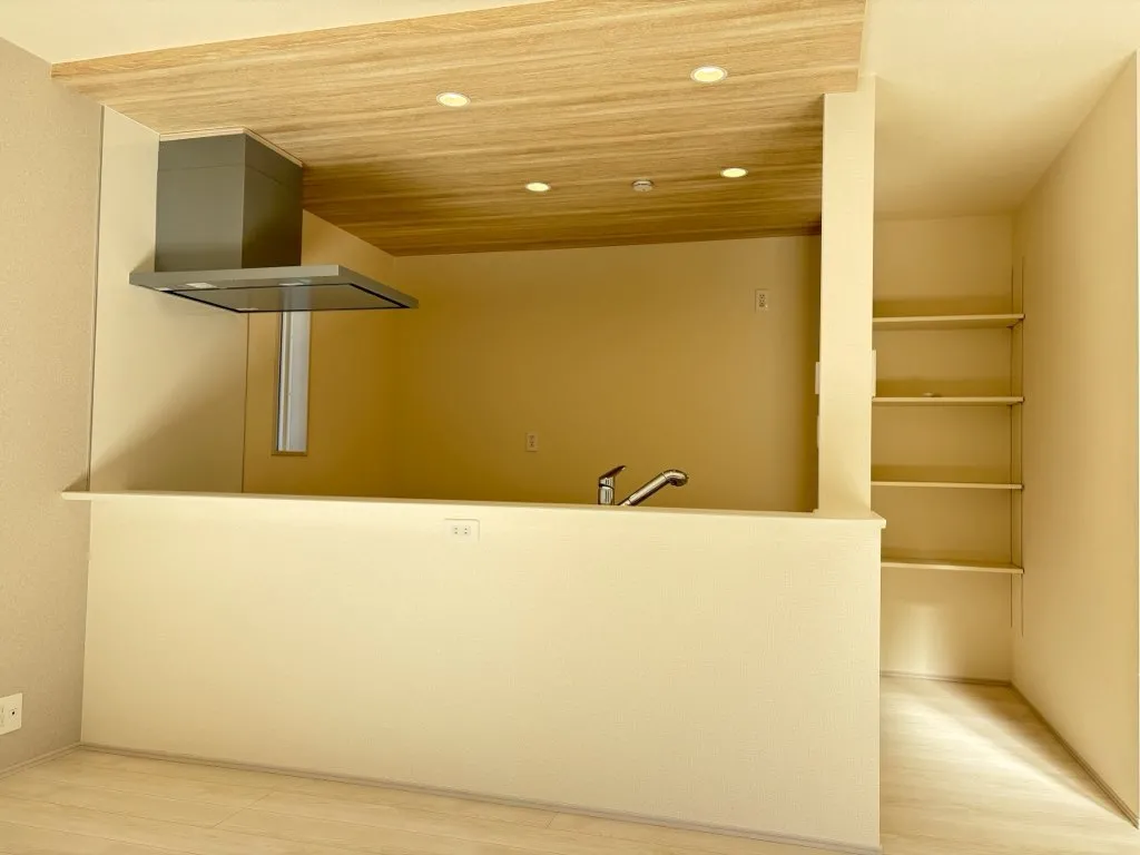 対面キッチンの横には4段可動棚があり、キッチンの片づけにもうれしい空間です!