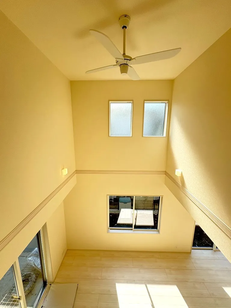 7畳の主賓室から見るリビング!