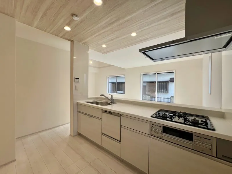 オープンな空間になっており、料理をしながらリビングを見渡せます。