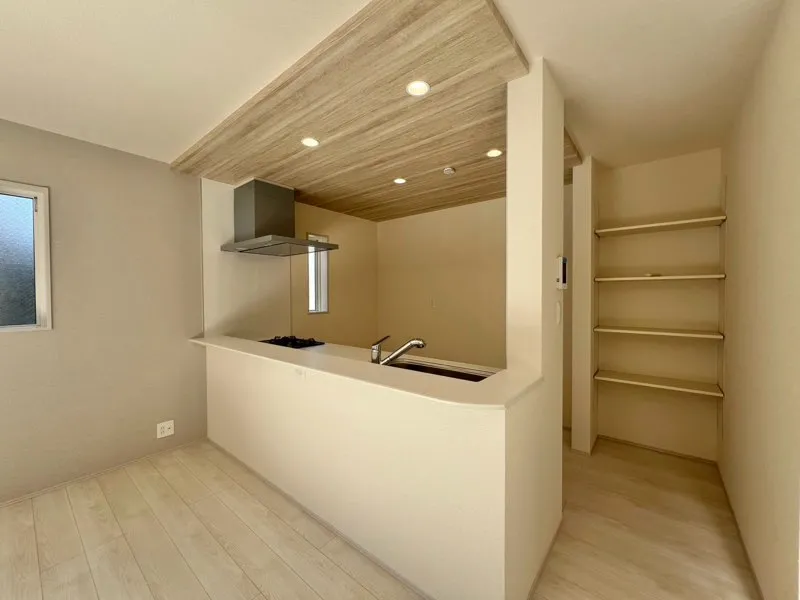 キッチン脇の収納棚は調味料などストックするのにちょうどよい大きさです。