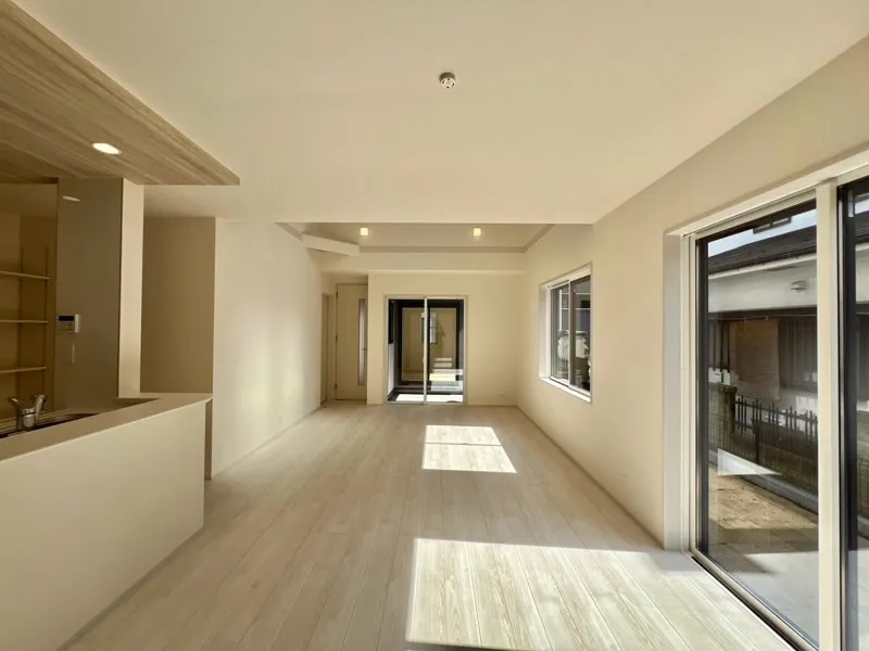 白を基調にしたリビングは清潔感があり
明るい印象になります。