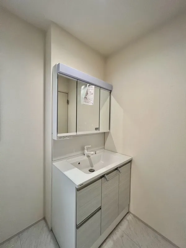 清潔感のある洗面化粧台は三面鏡になっており、朝の忙しい時間帯でも支度がしやすいです。