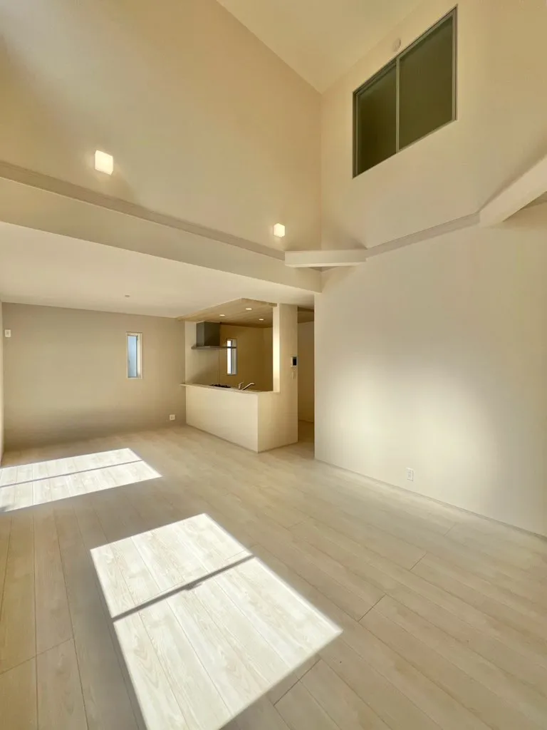 陽の光が差し込み明るい空間になっております。