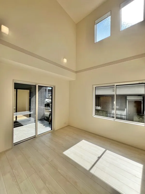 リビングからセンターガーデンテラスが見え、机などを置いてゆっくり寛げる空間になっております。