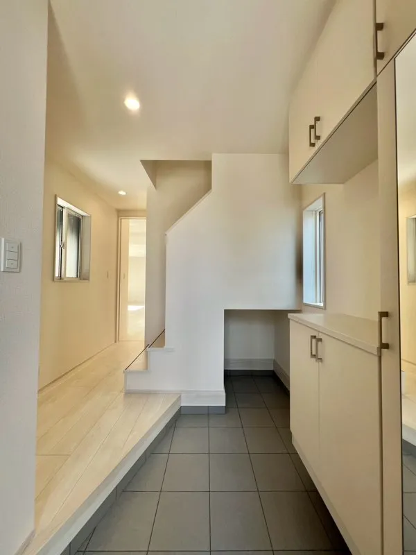 玄関は広々としており、階段下の収納スペースも有効活用できます。