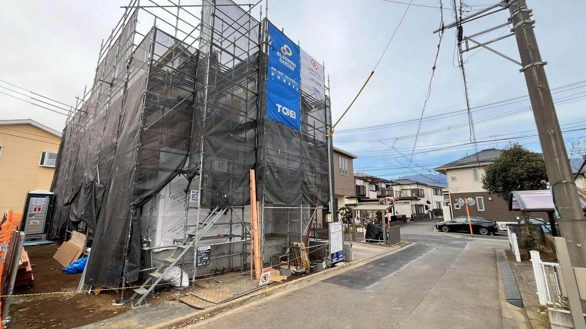 車通りの少ない現地です。