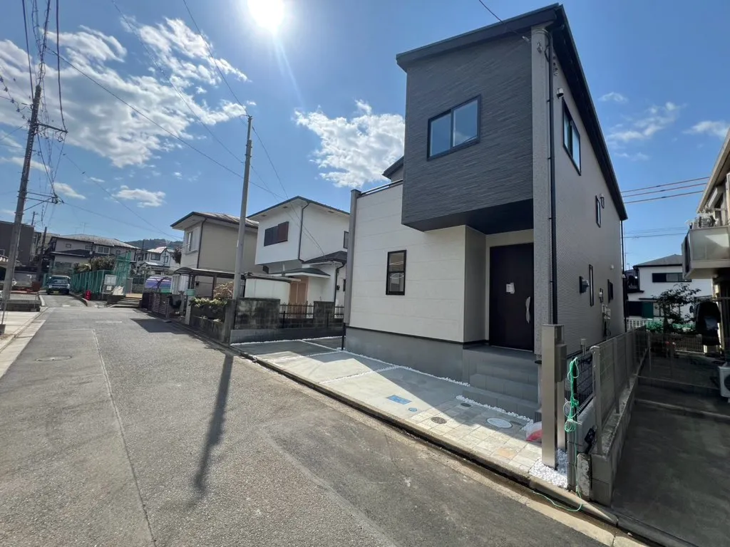 前面道路は行き止まりになっておりますので駐車もらくらく駐車できます。