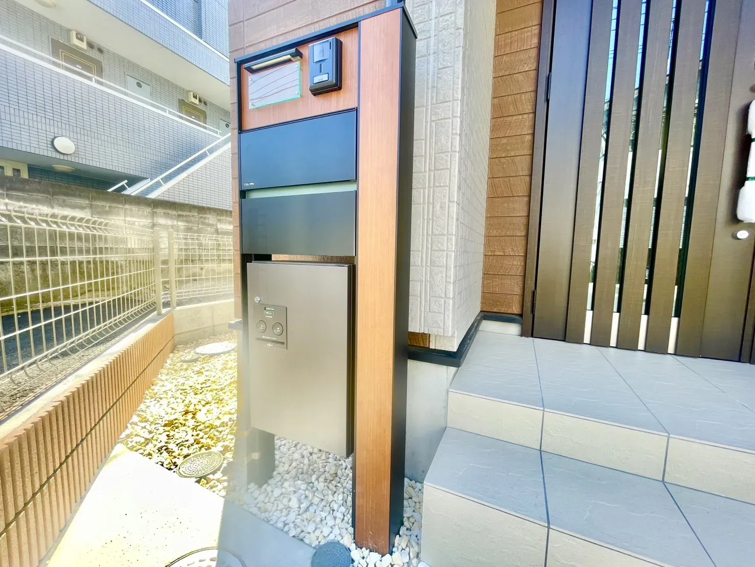 「機能美が光る門柱デザイン」